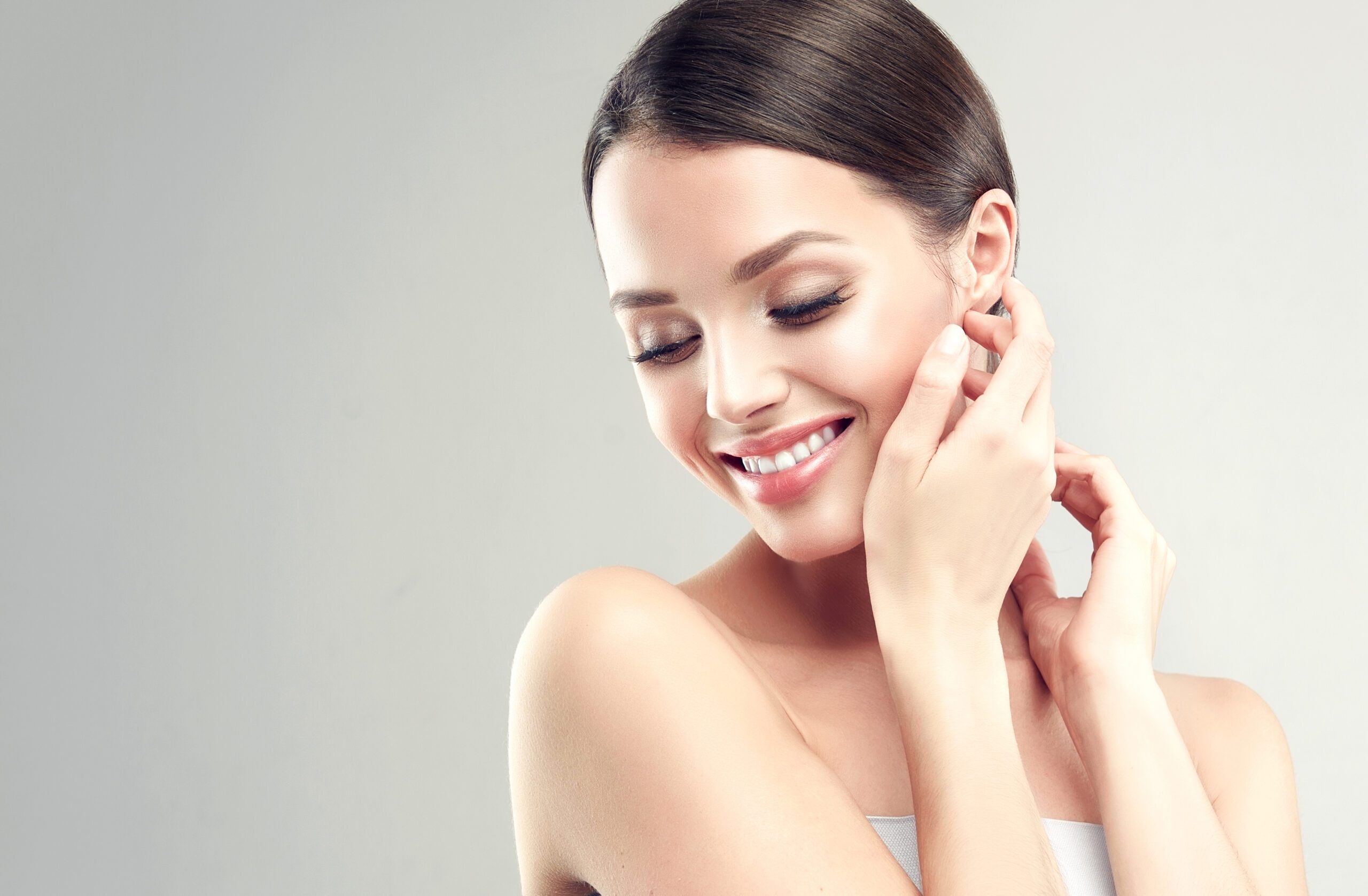 jeune femme souriant au spa