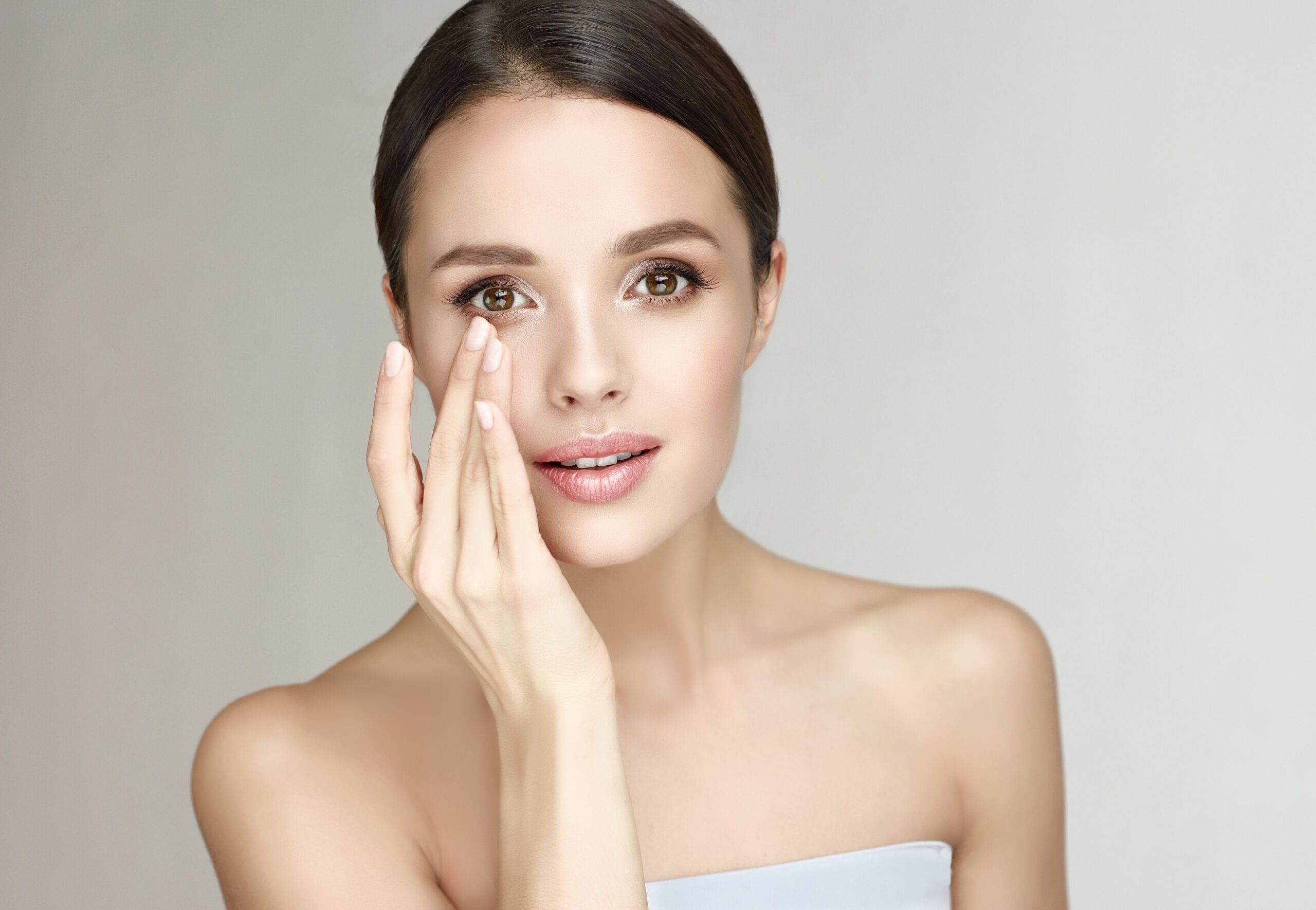 jeune femme observant son regard